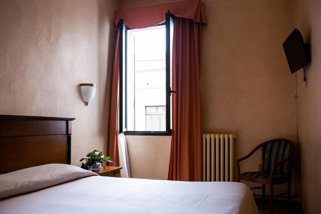 Hotel Astor П'яченца Екстер'єр фото